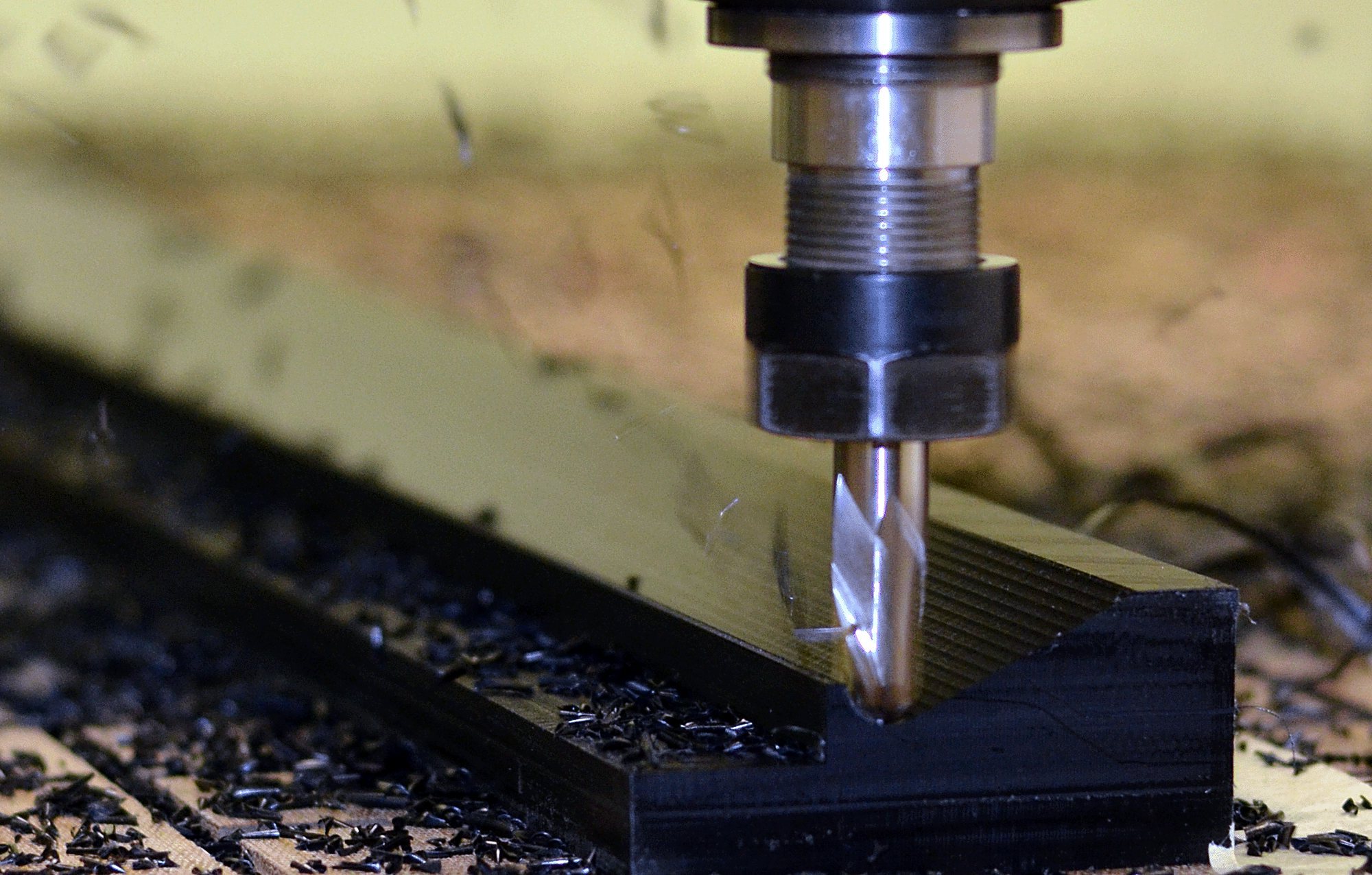 Plastdetaili freesimine CNC-pingil