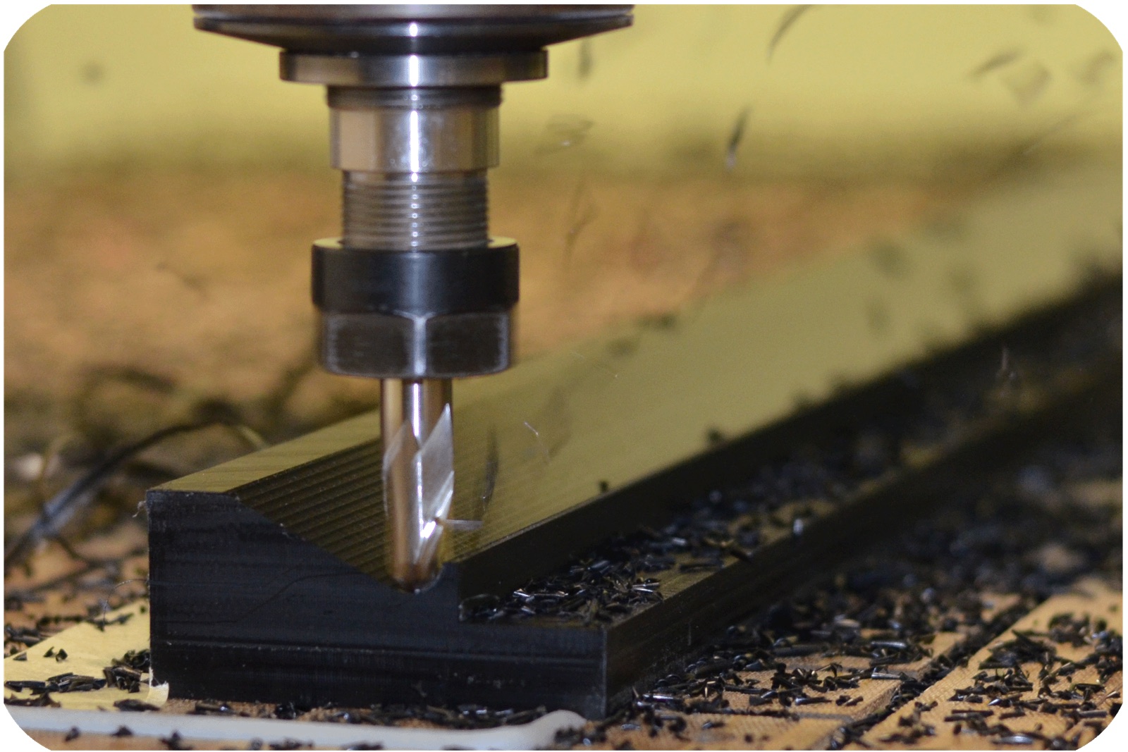 Plastdetaili freesimine CNC-pingil